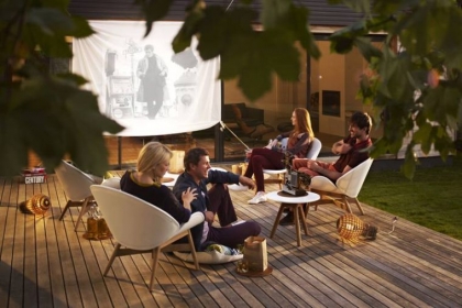 salle cinéma maison avec écran en drap