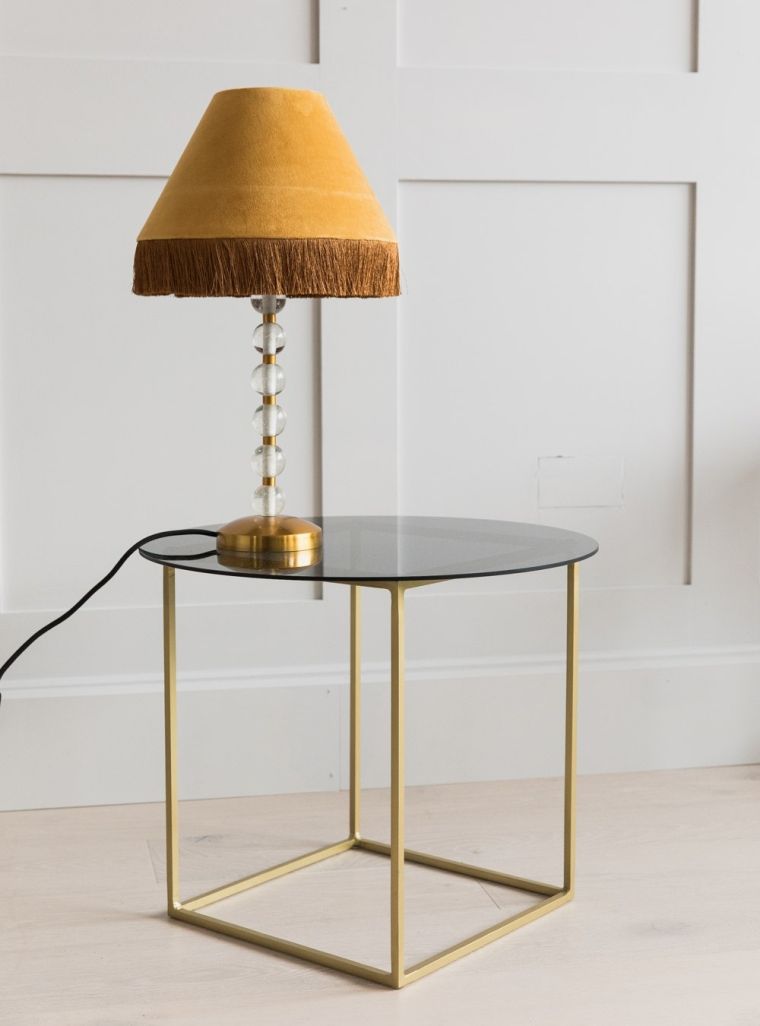 verre fumé et table design avec pieds en or