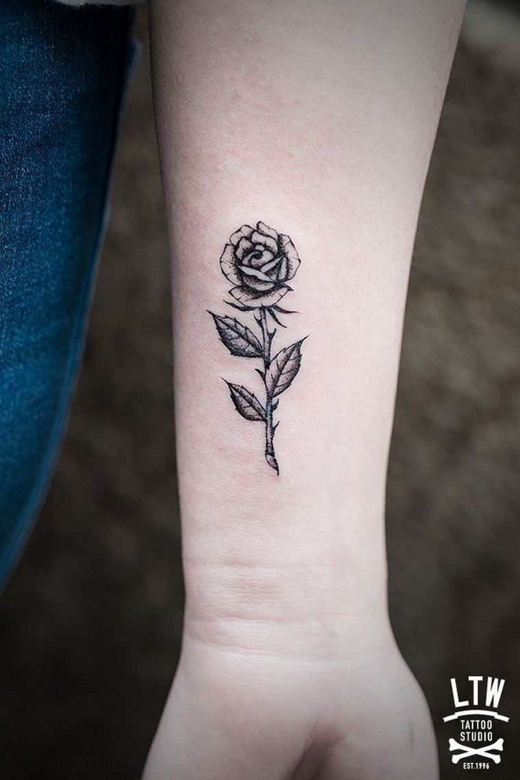 tatouage-avant-bras-rose-fleur