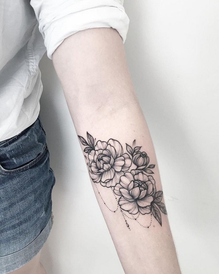 tatouage-bras-rose-tatouage-fleur