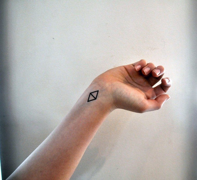tatouage-triangle-tatouage-temporaire
