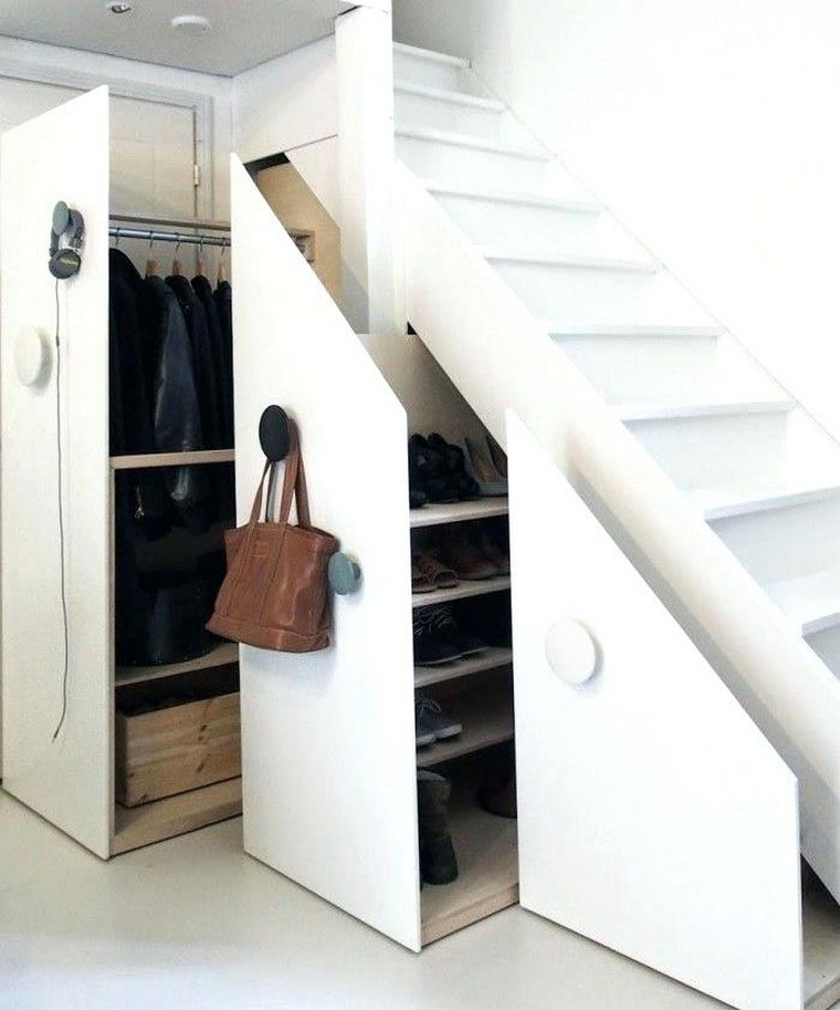 espace-dressing-rangement-sous-escalier