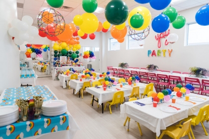idée déco anniversaire ballons couleurs arc ciel