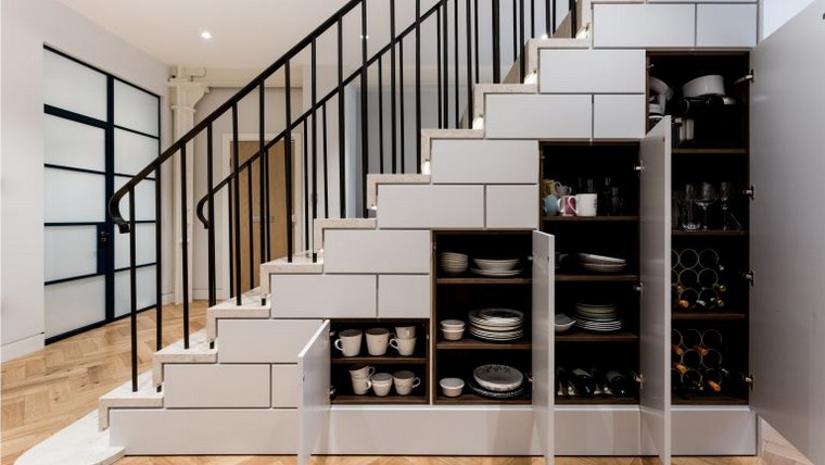 idee-rangement-sous-escalier-chaussures-espace