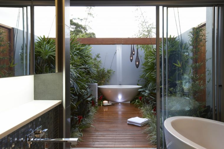 jardin avec salle de bain plein air baignoire