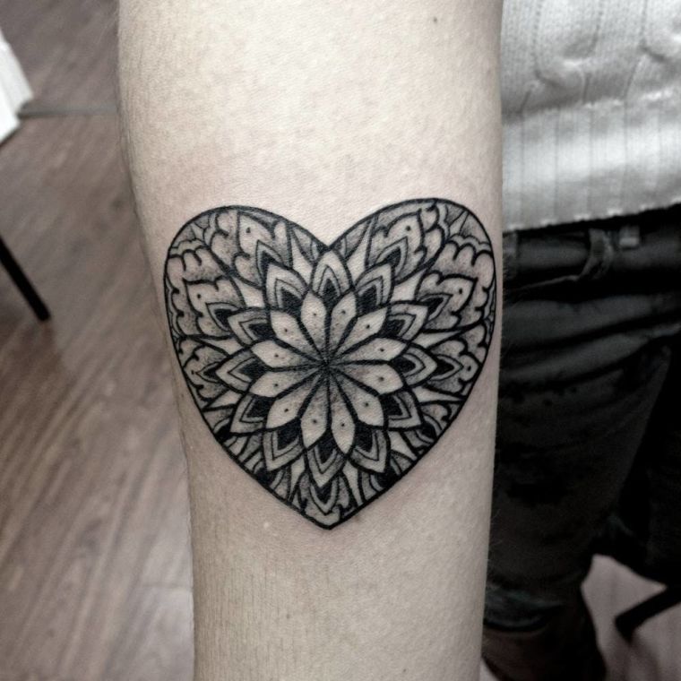 tatouage coeur avec mandala