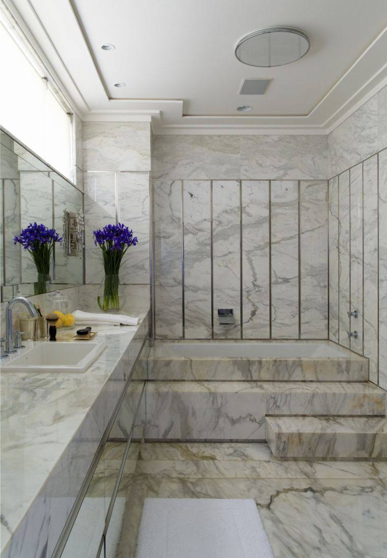 petite salle de bain en marbre
