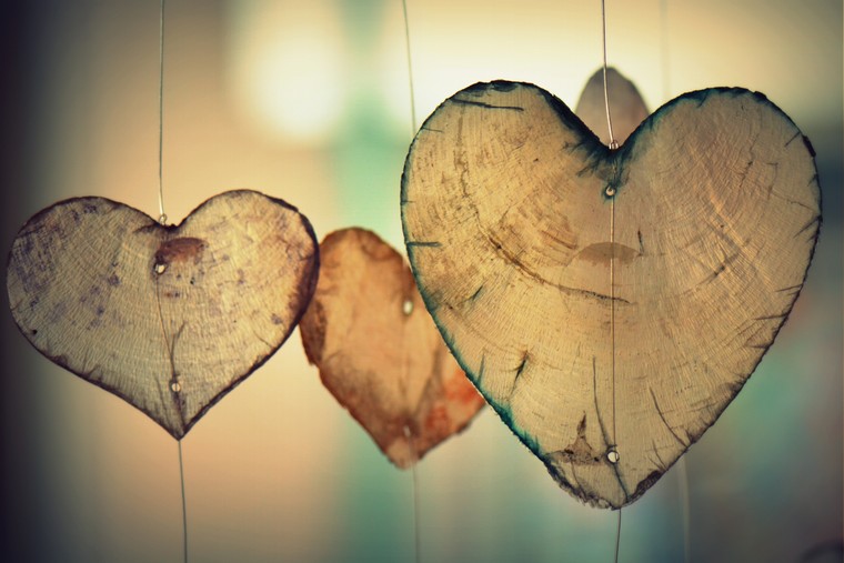 regime-cetogene-idee-alimentation-sante-photo-hanging-heart-romance