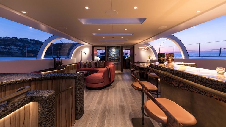 yacht intérieur design canapé salon coussin tabouret bar
