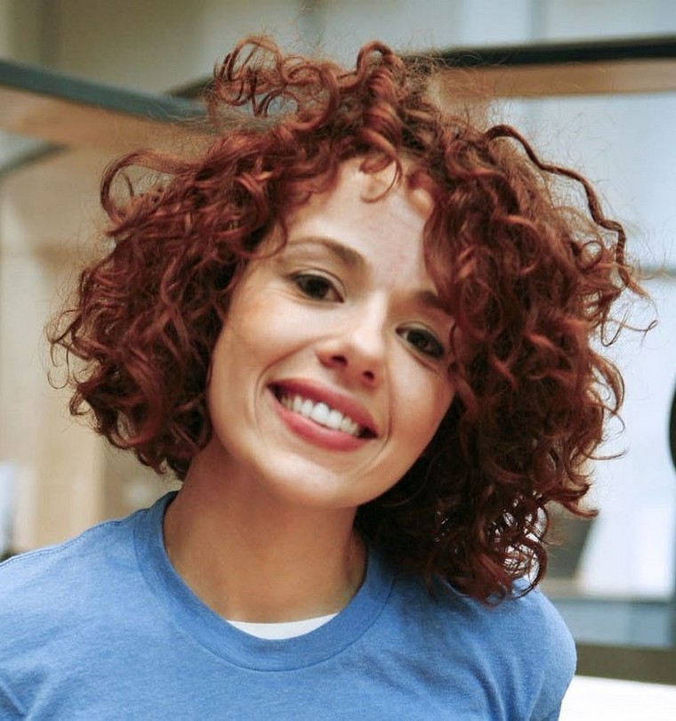 cheveux-femme-boucles-coupe-tendance