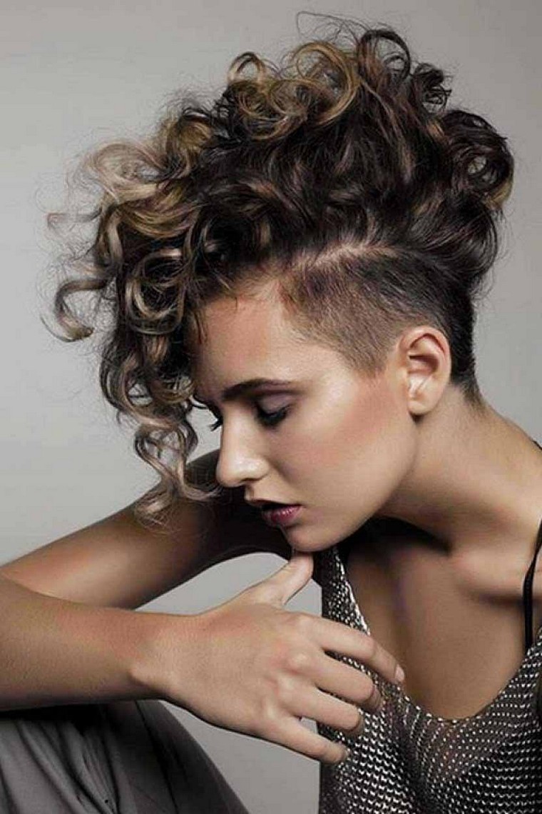 coiffure-femme-cheveux-boucles