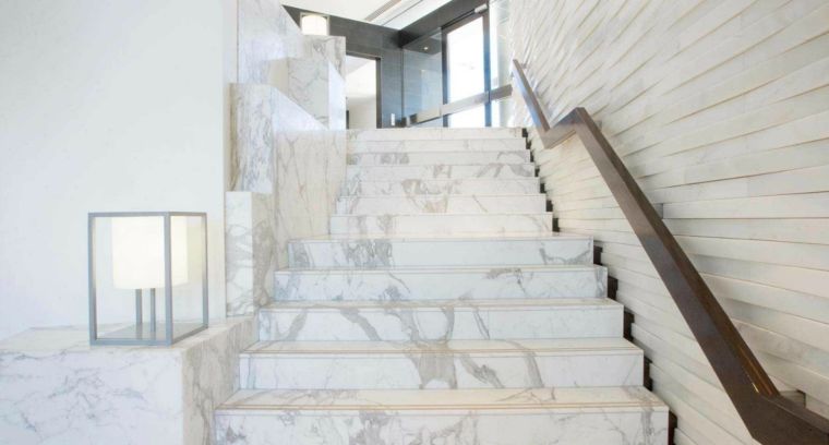escalier moderne en marbre