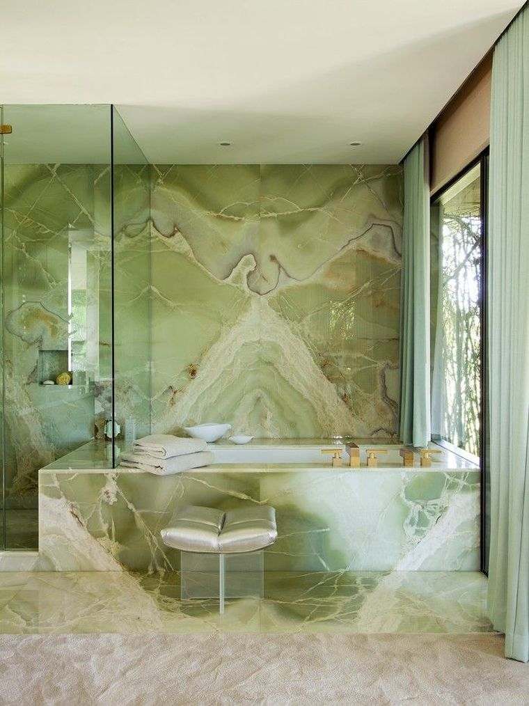 idee deco salle de bain en marbre vert tendance baignoire