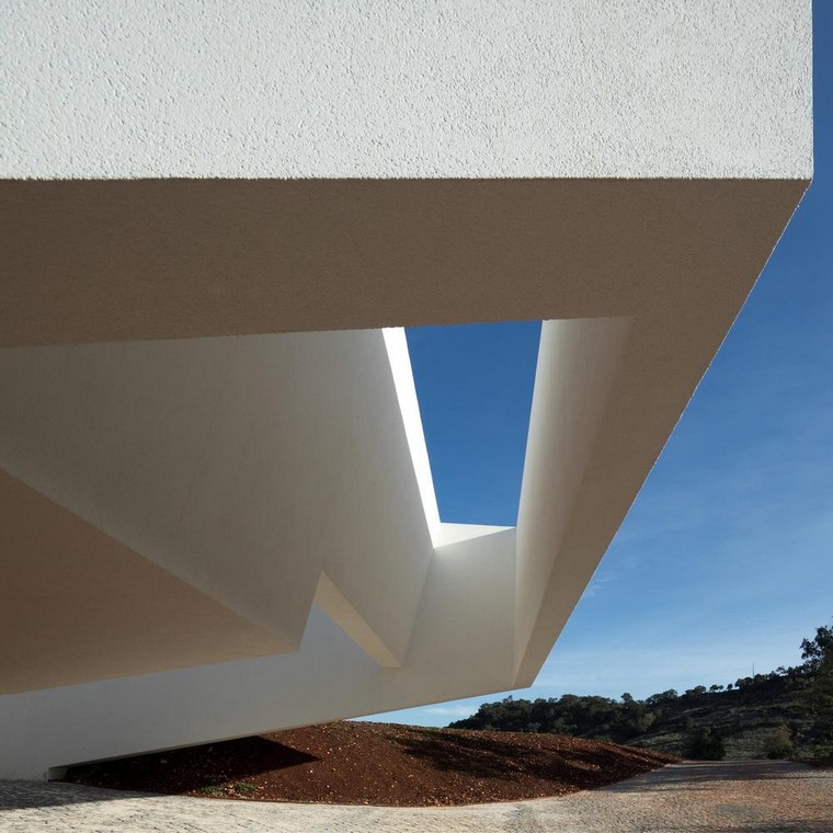 toit-blanc-detail-exterieur-foret-portugal