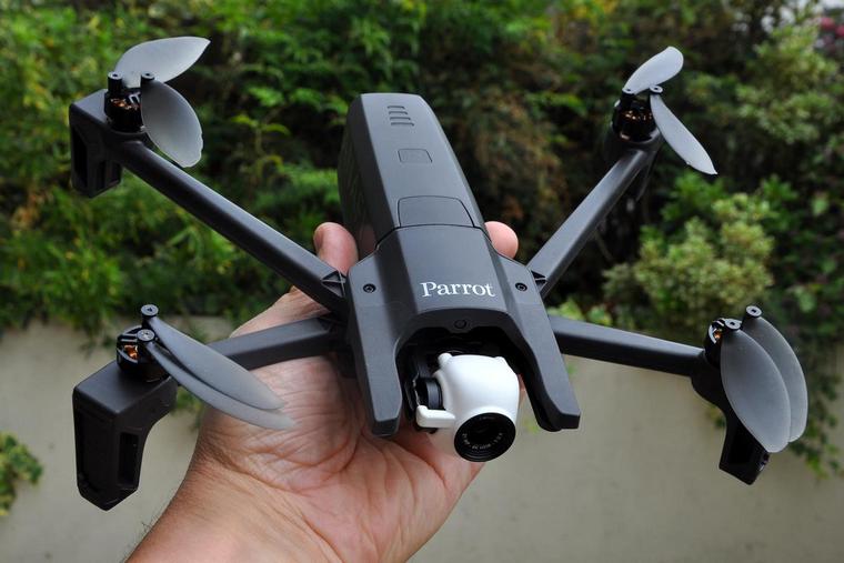 meilleur drone 2019 Parrot Anafi prise main