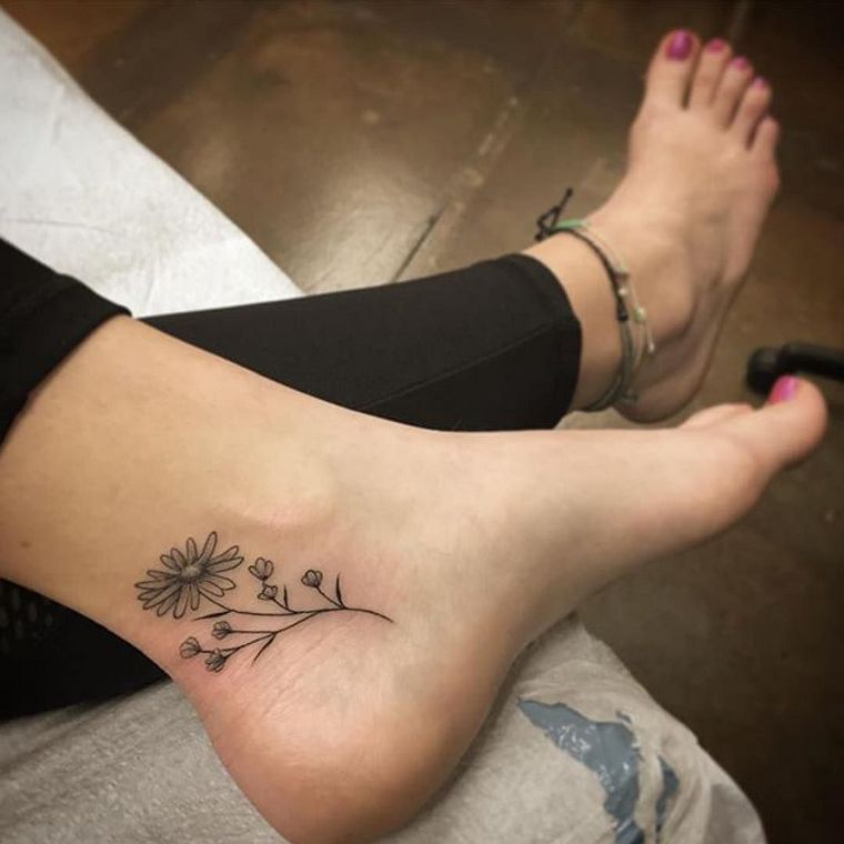 premier tatouage femme fleur