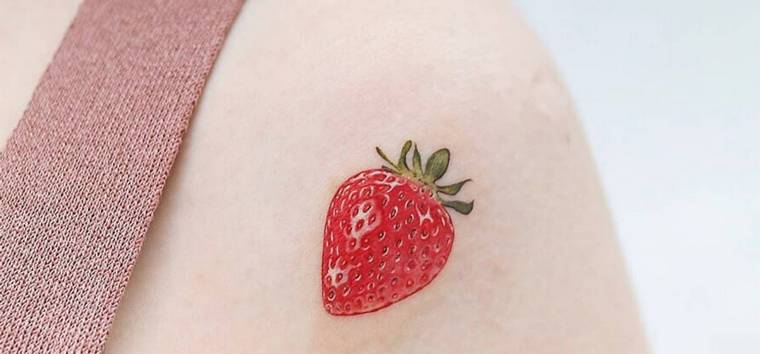 premier tatouage femme fraise