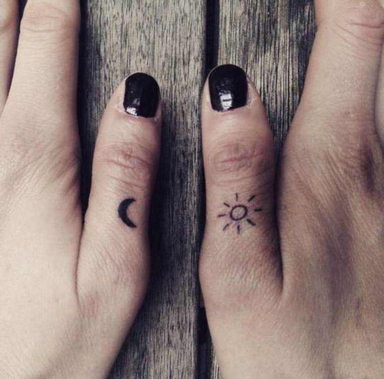 premier tatouage femme lune soleil