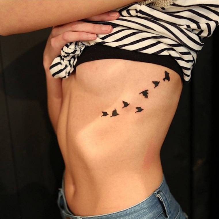premier tatouage femme oiseaux corps