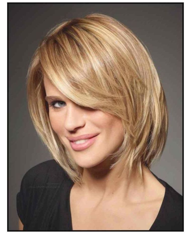 blonde coupe de cheveux moderne