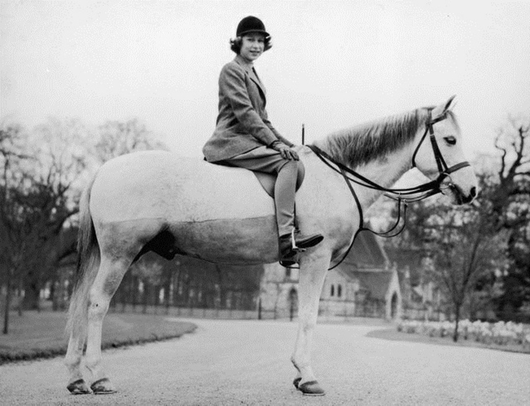La reine Elizabeth II a cheval
