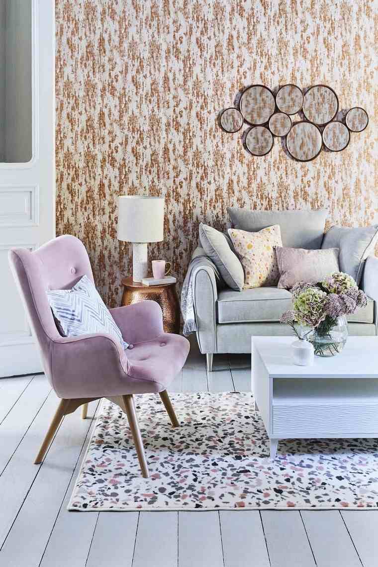 tendance design intérieur moderne salon déco canapé coussins fauteuil tapis de sol papier peint