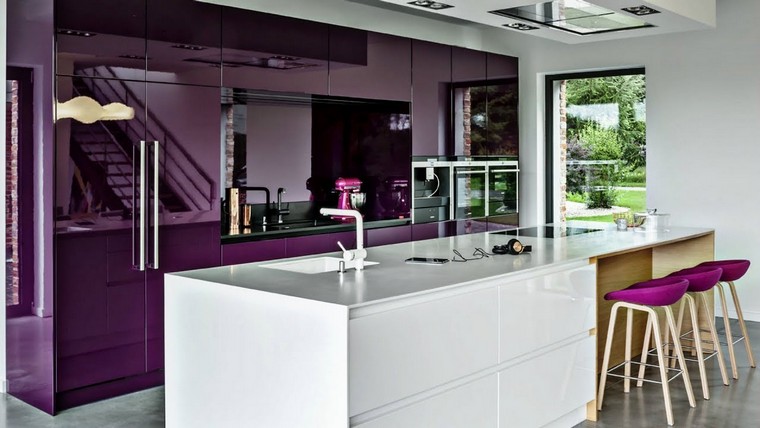 cuisine violet idée îlot de cuisine tabourets luminaire étagères ouvertes