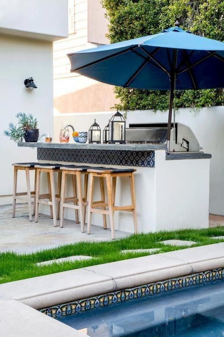 cuisine extérieure avec bar et piscine