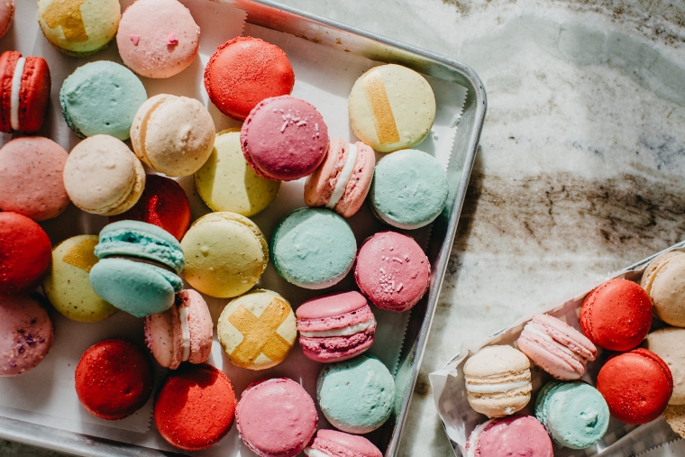 macarons français de couleurs différentes