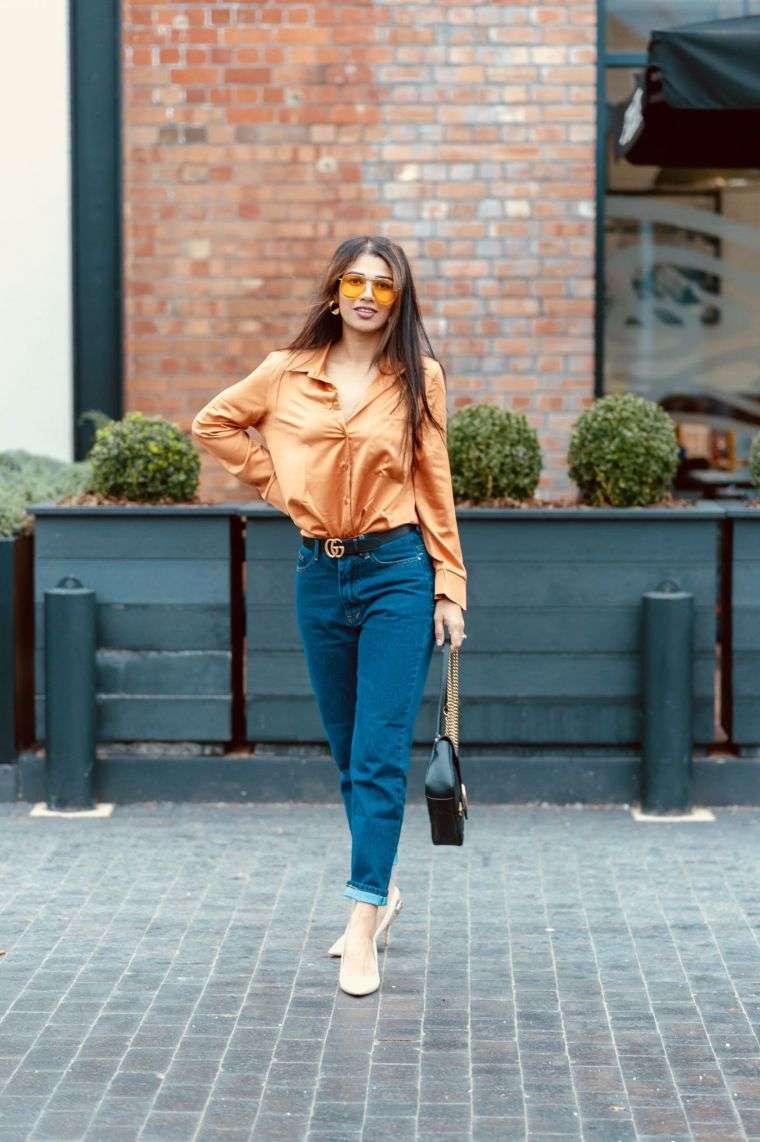 jeans porté avec chemise de style casual chic femme 