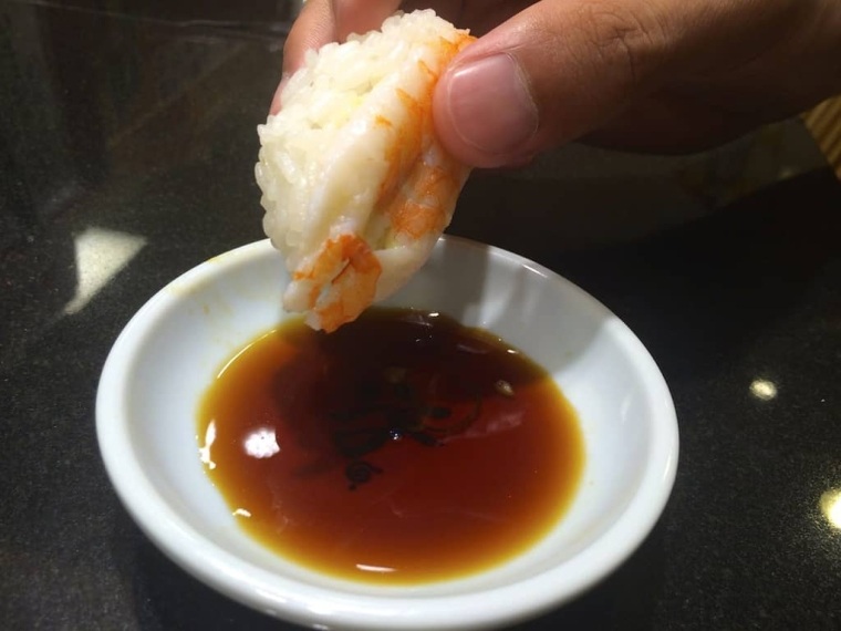 manger des sushis avec les goigts