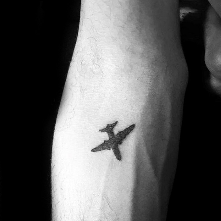 tatouage avion bras homme