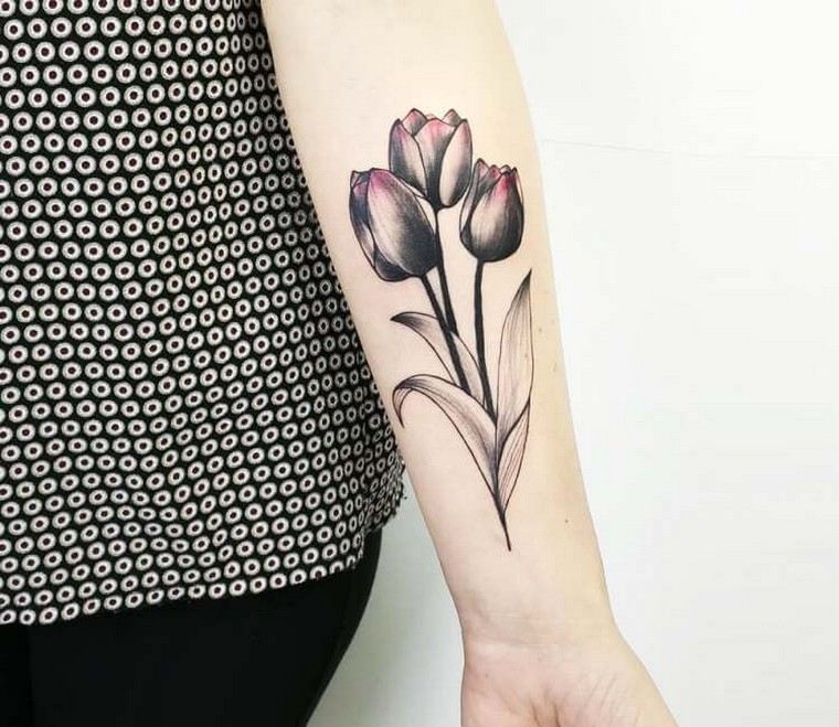 tatouage bras avant bras tulipe idée tatouage femme