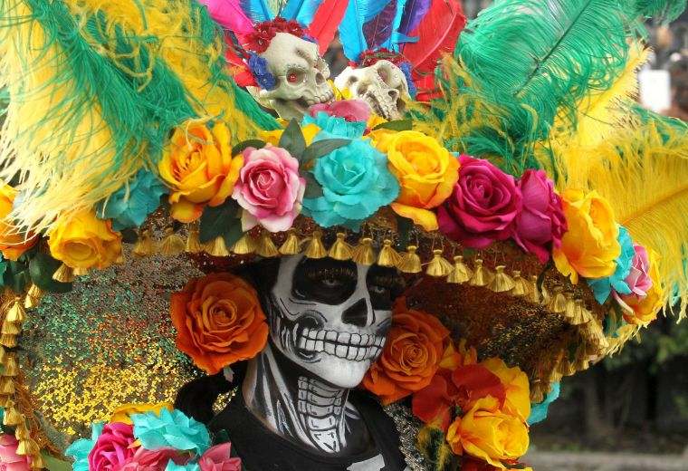 deguisement traditionnel avec un crâne mexicain