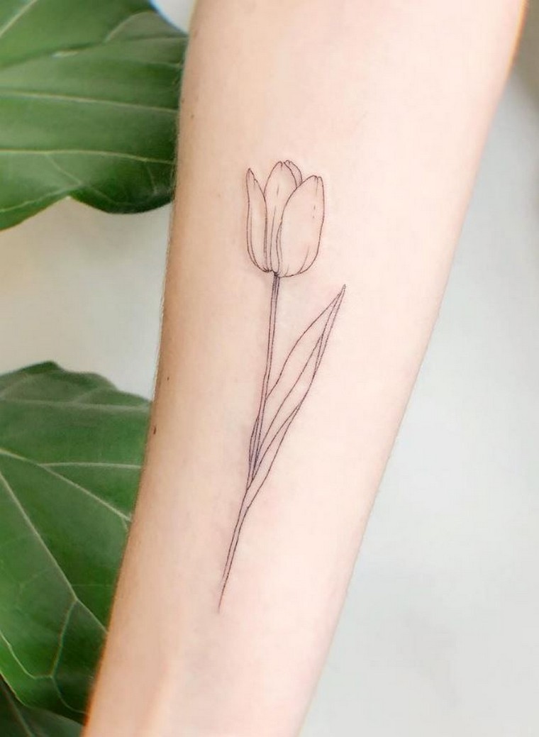 tattoo bras avant bras tulipe idée femme