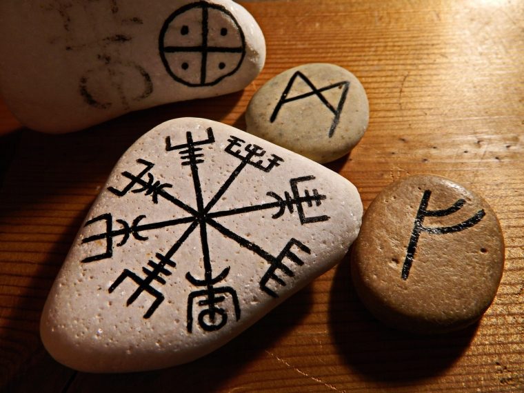 pierres avec le symbole viking 