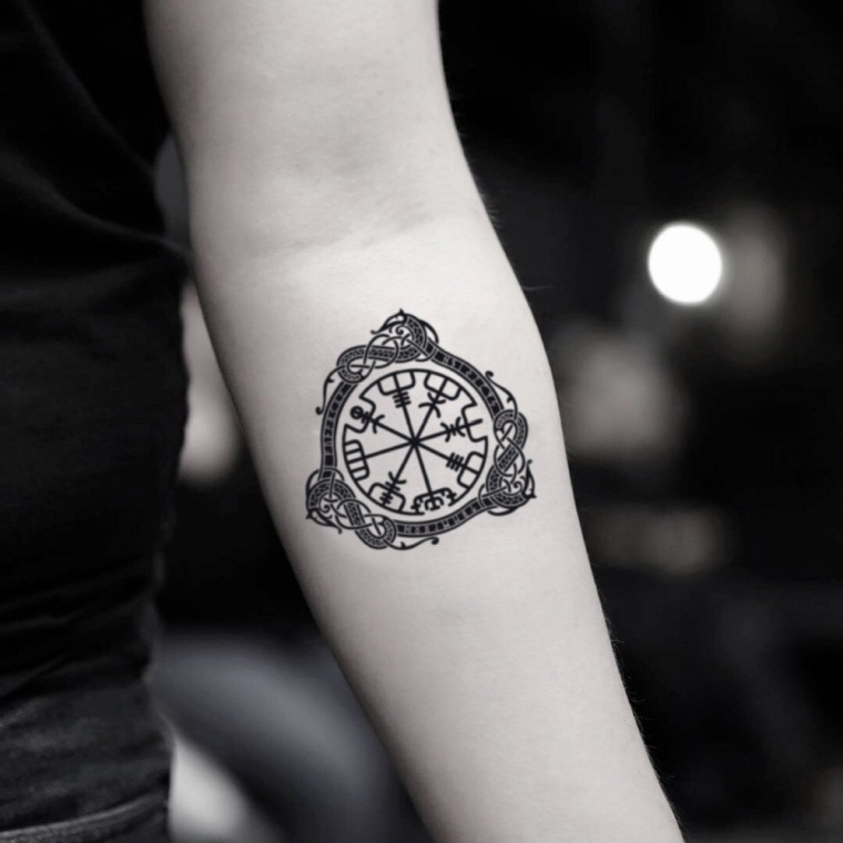 tatouage main avec le symbole viking 