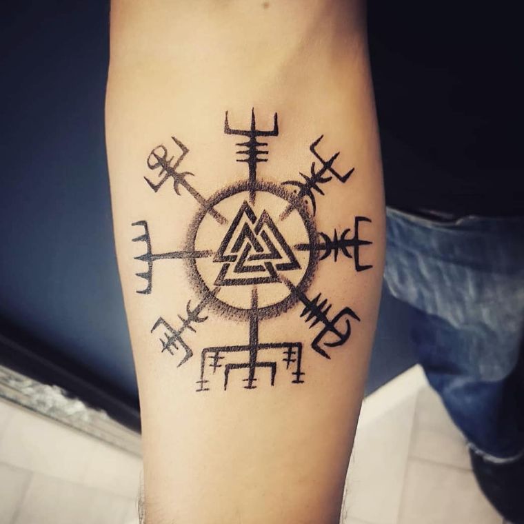 tatouage intéressant avec symbole viking