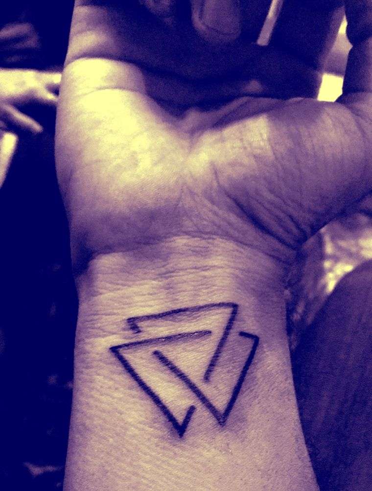 idée de tatouage main avec symbole Valknut 