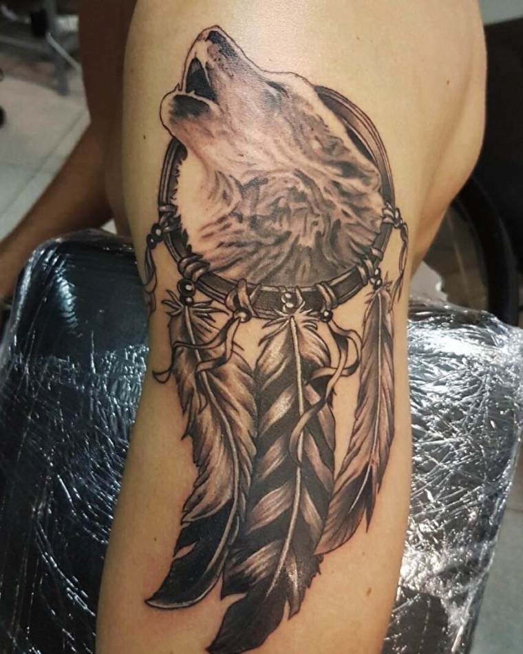tatouage de loup et plume 