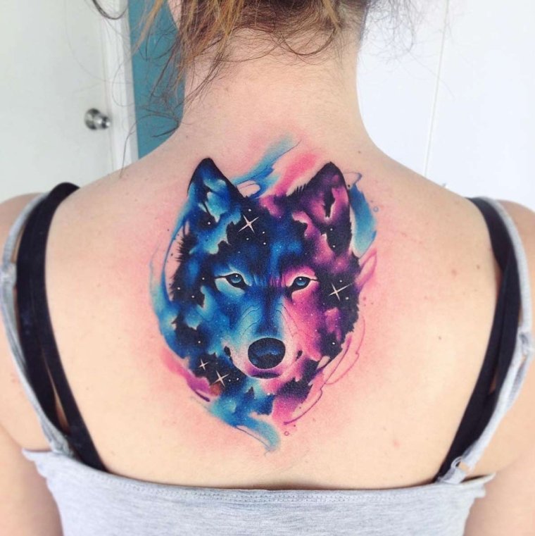 tatouage dos avec loup 