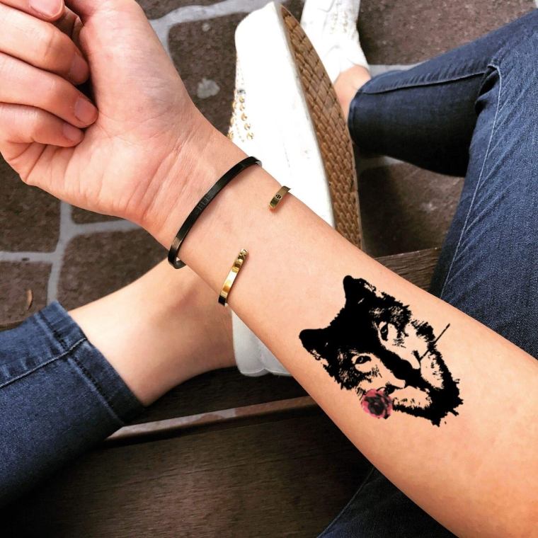tatouage main avec loup 