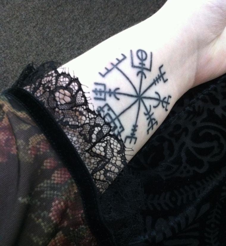 tatouage femme viking pour main 