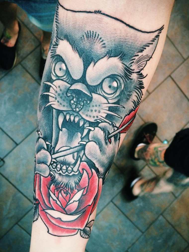 tatouage rose avec loup 