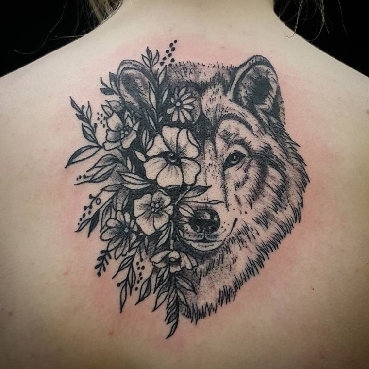 tatouage loup avec roses 