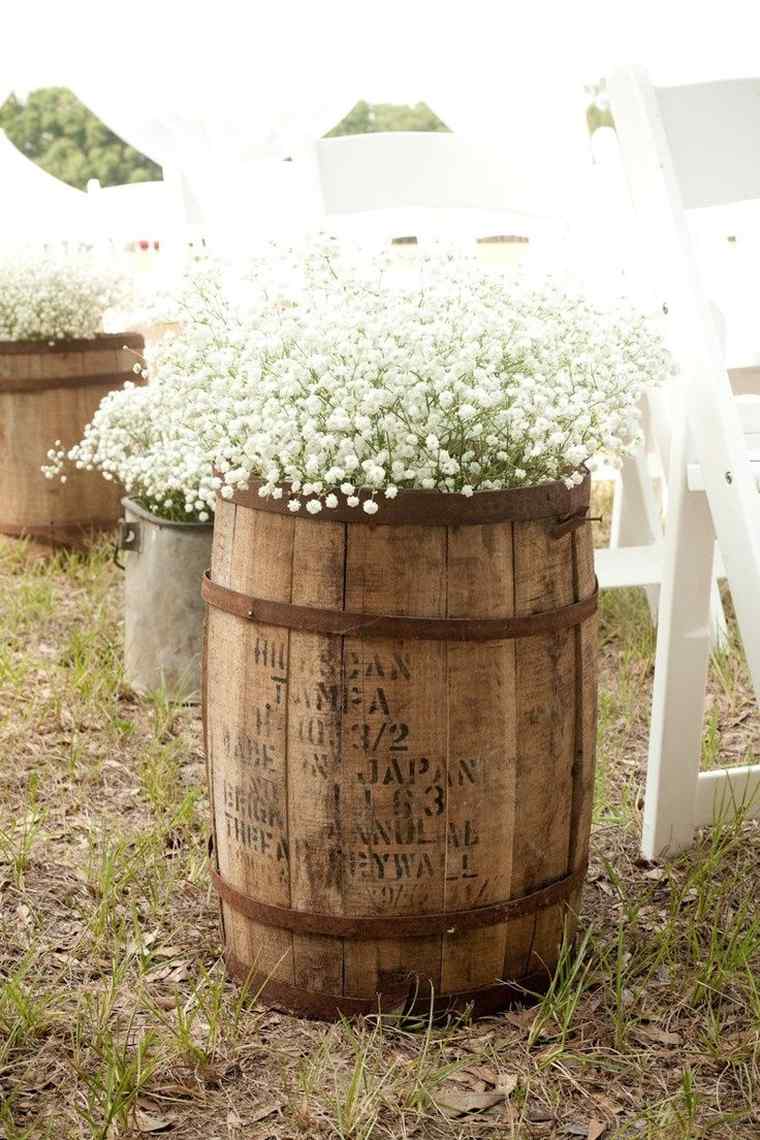 tonneau de vin décoré avec des fleurs 
