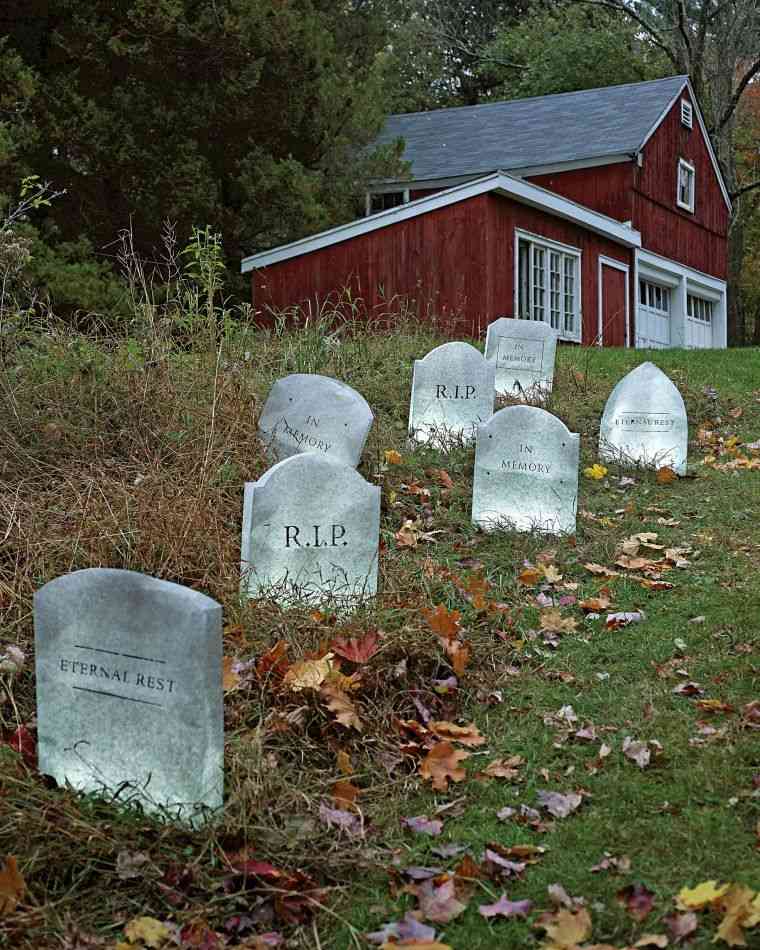 déco Halloween fait maison avec des pierres tombales 