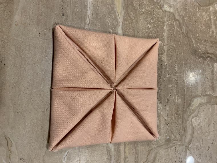 idée pliage serviette forme carrée