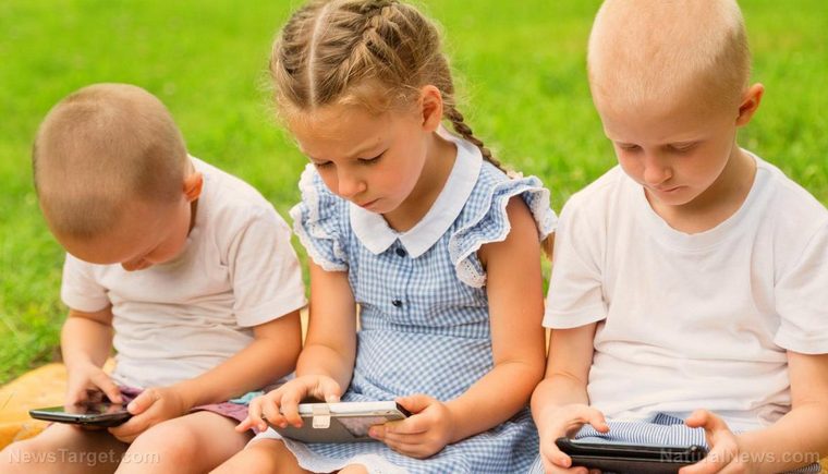 enfants jouant téléphones mobiles