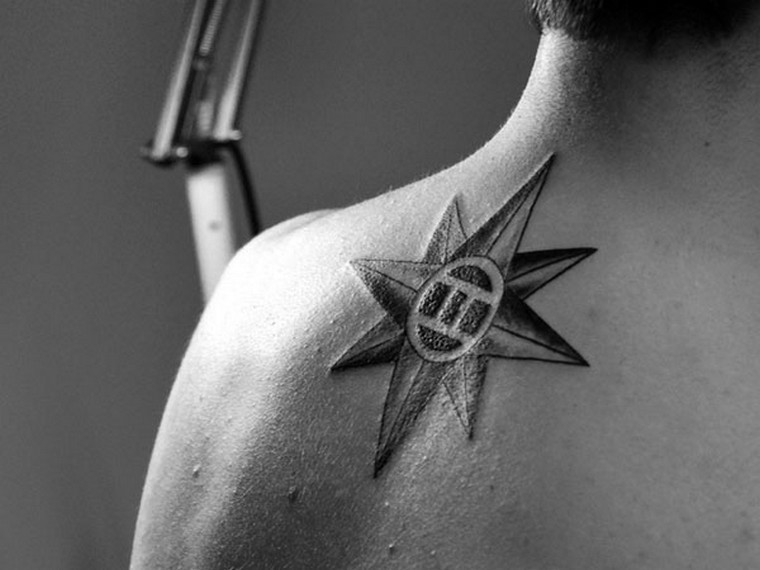 épaule étoile tatouage